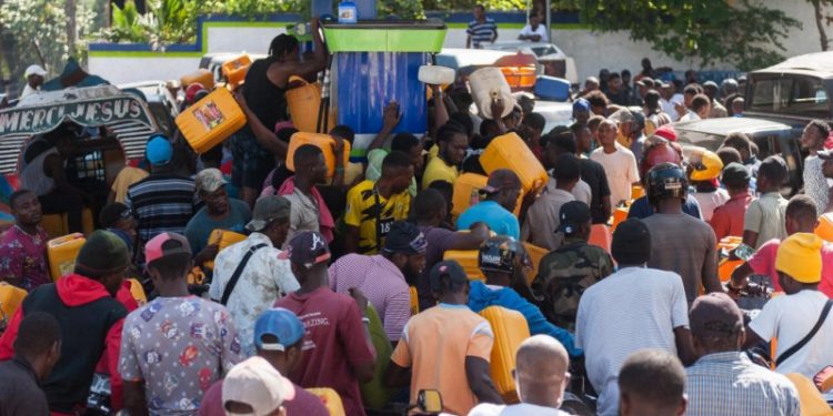 El alza de combustibles frena ofensiva contra pandillas en Haití