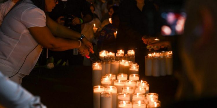 Vigilia por las víctimas del Jet Set transcurrió bajo la lluvia y la luz de las velas