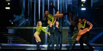Chayanne vuelve a enamorar y a bailar con las dominicanas en el Estadio Quisqueya