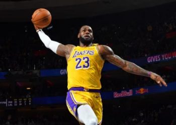 A sus 41 años LeBron tendrá que cargar con los Lakers ante ausencias de Doncic y Reaves