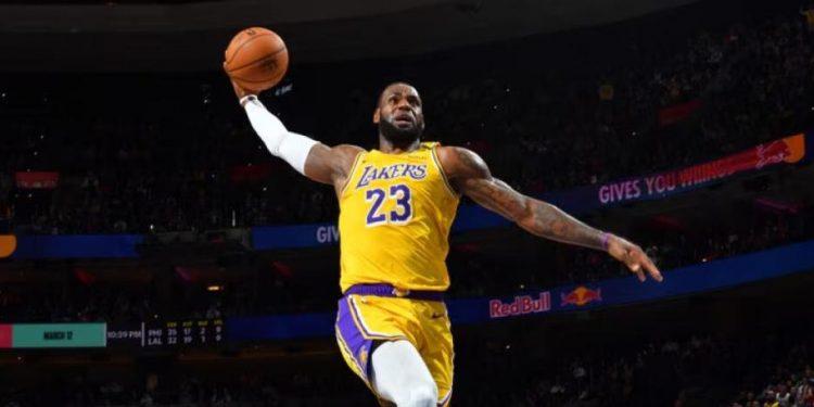 A sus 41 años LeBron tendrá que cargar con los Lakers ante ausencias de Doncic y Reaves