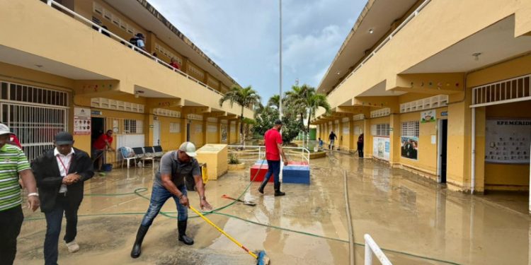 Intervienen siete escuelas impactadas por inundaciones en Puerto Plata