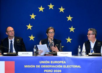 Peruanos esperan final de unos comicios ajustados