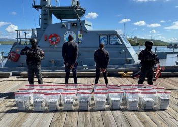 Interceptan a dos hombres a bordo de lancha con 151 paquetes de presunta cocaína