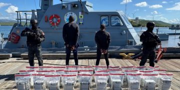 Interceptan a dos hombres a bordo de lancha con 151 paquetes de presunta cocaína