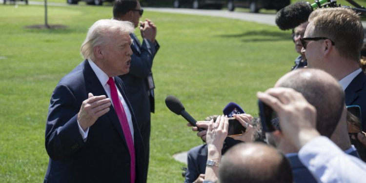 Irán acuerda entregar sus reservas de uranio enriquecido