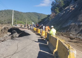 Decenas de vehículos varados tras socavón en carretera de San José de Ocoa