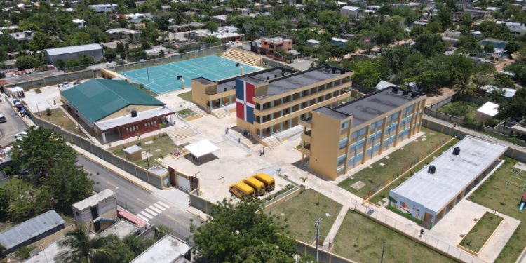 Gobierno inaugura escuela básica en La Ureña con capacidad para 840 estudiantes