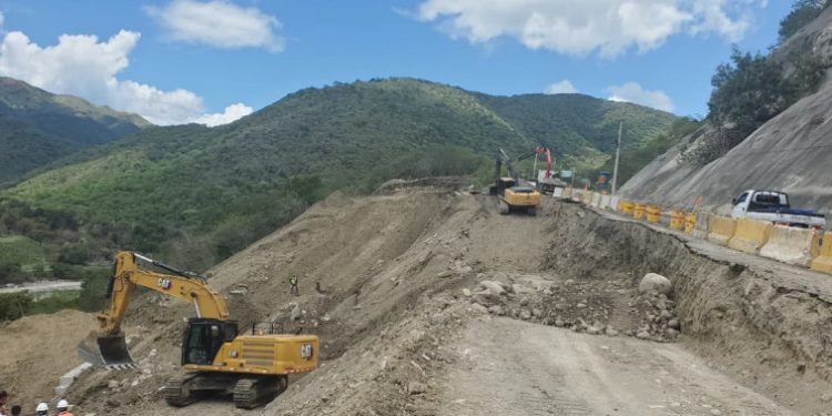 Obras Públicas busca solución definitiva a deslizamientos en carretera de Ocoa