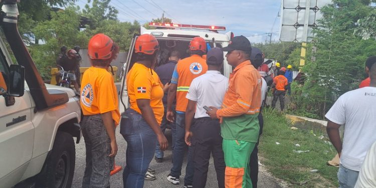 Varios heridos tras deslizamiento de minibús en Barahona