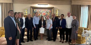 Embajadora de EEUU se reúne con directivos del Grupo Corripio