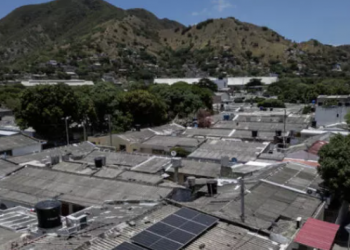Instalan granjas de paneles solares para abastecer electricidad a comunidades pobres en Colombia