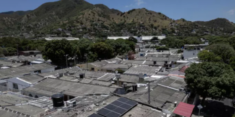 Instalan granjas de paneles solares para abastecer electricidad a comunidades pobres en Colombia
