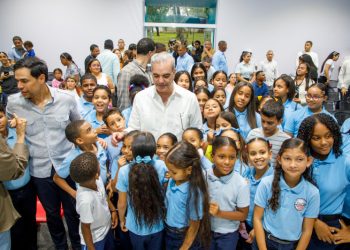 Abinader a niños de Santiago: “El que no persiste, no triunfa”