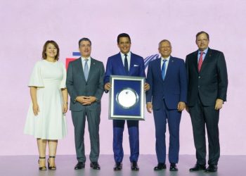 Collado recibe reconocimiento y destacan auge del turismo en el país