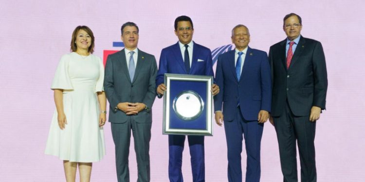 Collado recibe reconocimiento y destacan auge del turismo en el país