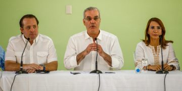 Abinader anuncia construcción de 112 apartamentos para afectados por las lluvias en Villa Montellano, Puerto Plata