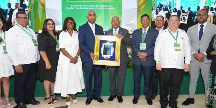 150 cooperativas de seis países reconocen la trayectoria del senador Julito Fulcar como líder del cooperativismo dominicano e internacional