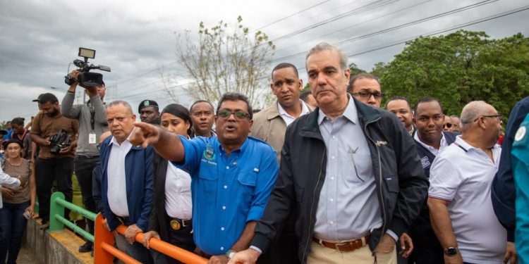 Presidente Abinader recorre sector Nuevo Amanecer de Los Alcarrizos y garantiza asistencia del Gobierno a familias afectadas