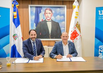 Alcaldía de Santiago y Universidad Internacional de La Rioja firman acuerdo de 400 becas para maestrías en España