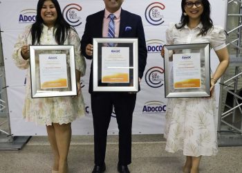 Periodista Milagros Méndez es reconocida por ADOCOC filial Santiago