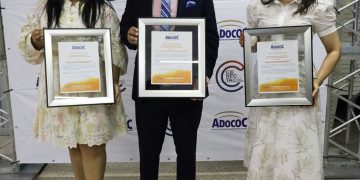 Periodista Milagros Méndez es reconocida por ADOCOC filial Santiago