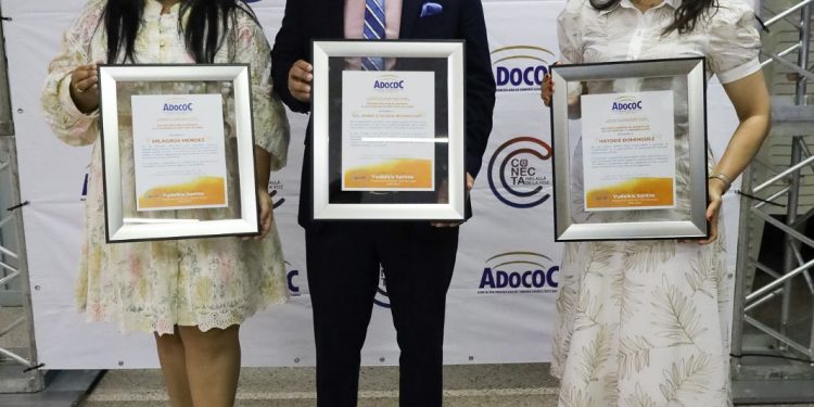 Periodista Milagros Méndez es reconocida por ADOCOC filial Santiago