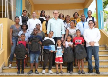 INABIE entrega útiles escolares a estudiantes afectados por lluvias