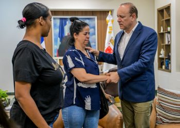 Alcalde de Santiago recibe familiares de Deivy Carlos Abreu Quezada y reitera apoyo en búsqueda de justicia