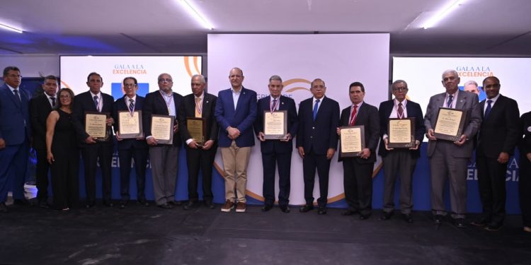 Reconocen a ocho personalidades destacadas en el sector salud del país