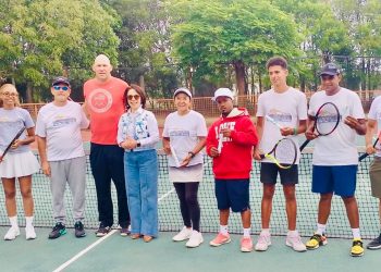 Alcaldía de Santiago promueve Práctica de Tenis en Parque Central