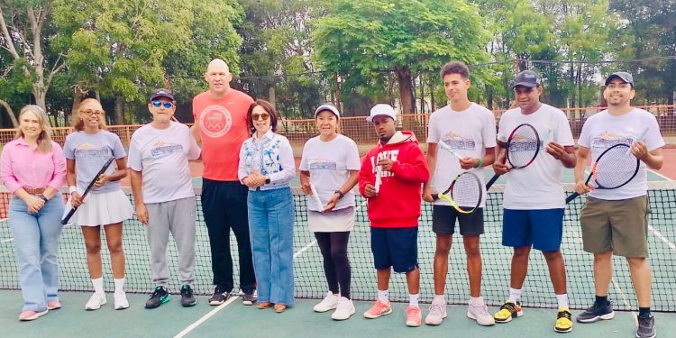 Alcaldía de Santiago promueve Práctica de Tenis en Parque Central