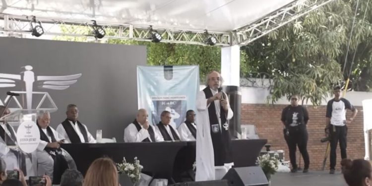 Padre Rogelio Cruz cuestiona cifra oficial de víctimas en misa por aniversario de la tragedia del Jet Set