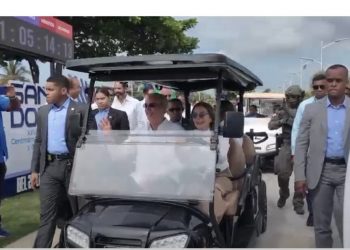 Luis Abinader y Carolina Mejía recorren en carrito de golf el nuevo Malecón Deportivo