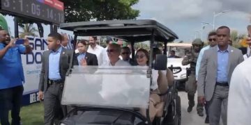 Luis Abinader y Carolina Mejía recorren en carrito de golf el nuevo Malecón Deportivo