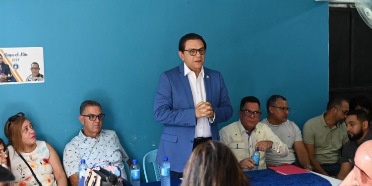 Senador Rivera se reúne con líderes y autoridades de Jánico para conocer demandas del municipio