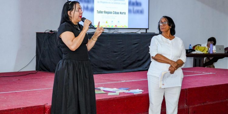 UNMUNDO impulsa liderazgo femenino con taller sobre gestión local en Santiago