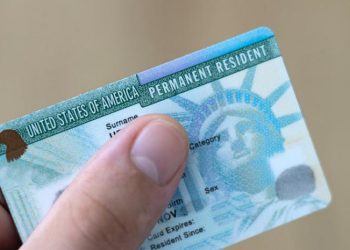 Gobierno de Trump da marcha atrás en nueva norma para solicitudes de "green card"