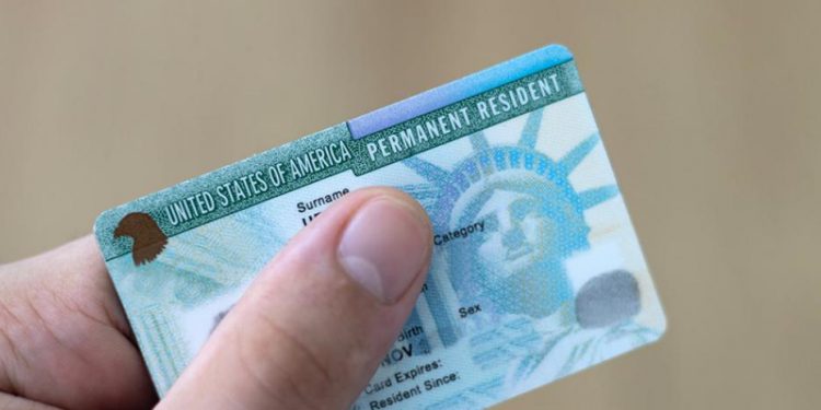Gobierno de Trump da marcha atrás en nueva norma para solicitudes de "green card"