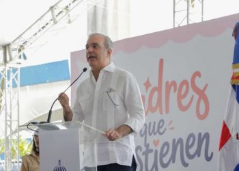 Presidente Abinader asiste a acto por el Día de las Madres