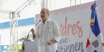 Presidente Abinader asiste a acto por el Día de las Madres