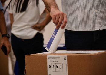 El debate entre consensos, extensiones y reclamos sacude la vida interna del PRM