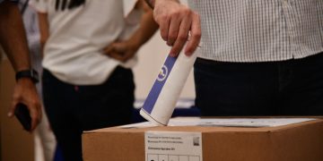 El debate entre consensos, extensiones y reclamos sacude la vida interna del PRM