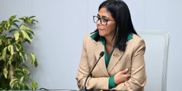 Delcy Rodríguez anuncia más excarcelaciones mientras ONG exigen liberen a todos