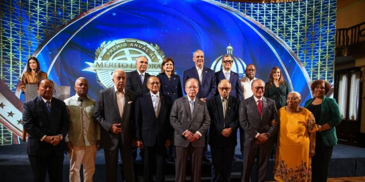 Gobierno exalta trayectoria empresarial y el compromiso obrero en Premio al Mérito Laboral