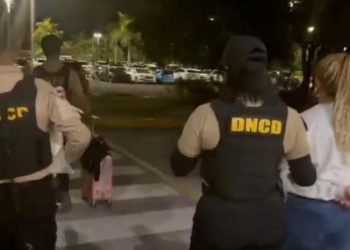 Mujer es detenida en el Aeropuerto de Punta Cana con láminas de cocaína adheridas al cuerpo
