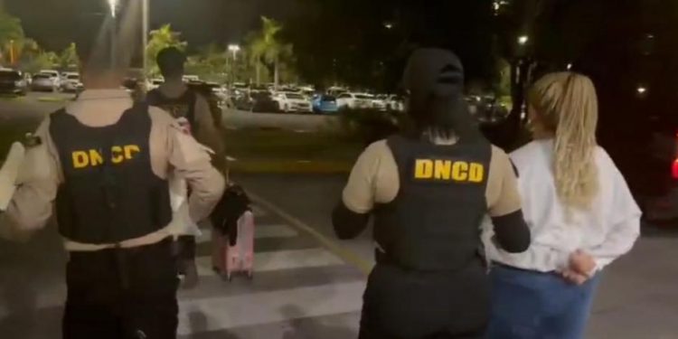 Mujer es detenida en el Aeropuerto de Punta Cana con láminas de cocaína adheridas al cuerpo