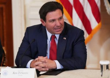 DeSantis promulga nuevo mapa electoral que favorece a republicanos