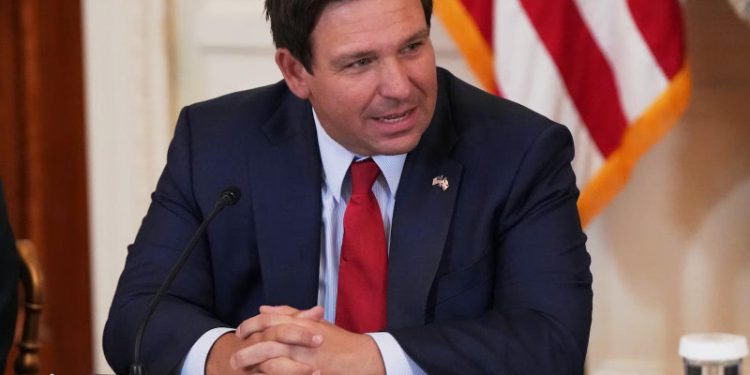DeSantis promulga nuevo mapa electoral que favorece a republicanos