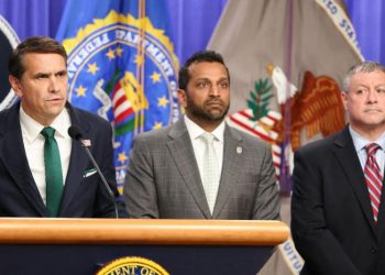 Investigan la fuente sobre los problemas con el alcohol del director del FBI